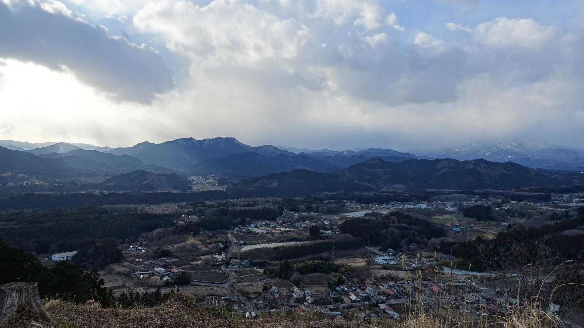太陽光線を浴びた鶏鳴山。
実に素晴らしい。