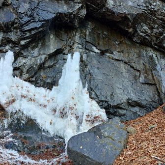 氷瀑も、もう溶け残り