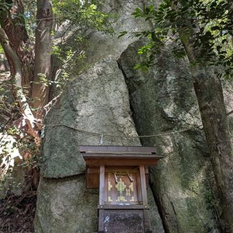 岩戸神社は、もちろんアマテラスの天の岩戸伝説に由来する。こんなところにもあるのね