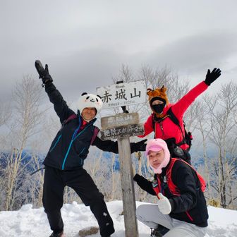 そして　3人で…赤城山　主峰の　黒檜山1828m
ここから360°見渡すと　皆さんが行かれた事のある　素晴らしい各山々達が遠くもきっと美しく見✨（動画参照）
https://youtube.com/shorts/o6wLXoWJytY?si=gZXz-pDGZb81Devs