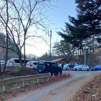 おはようございます
またしても出遅れ💦
丹波山村営駐車場は７時すぎには🈵

少し下に戻って10台弱のスペースがあったので停めてきた👍🏻