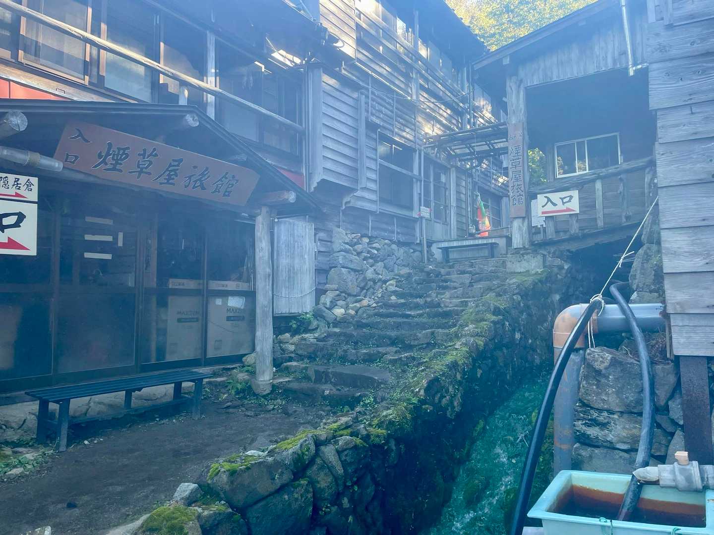 お隣のお宿の煙草屋さん。
こちらは食事は大部屋で頂くようで、食事ができたお知らせは太鼓で伝えるようです。その音が大黒屋さんにも聞こえてきました。