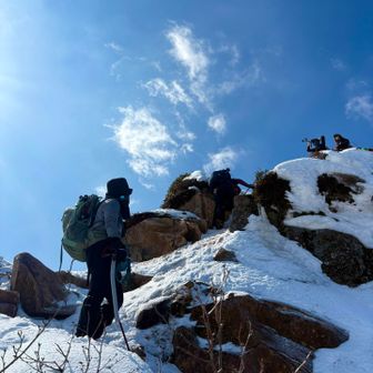 剣ヶ峰山の山頂を過ぎ降りるところ‥‥写真では伝わらないけど、少し毛穴開くゾーン笑
先行者がアドバイスをくれました🙏