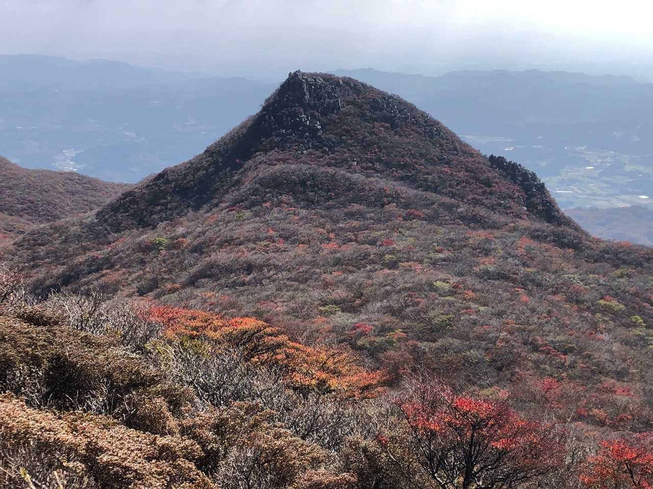 高塚山山頂から①
天狗岩👺方面はまだ紅葉してます🎶
後で行きますよ！