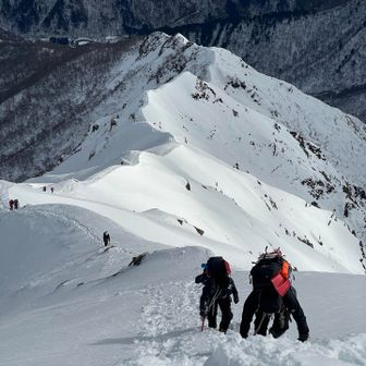 尾根を登り切って振り返ると、後続者が最後の壁を登り終えようとしているところでした。
