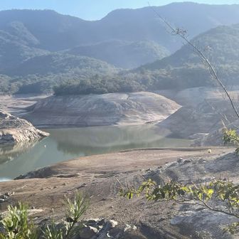 昭和池の奥に三草山