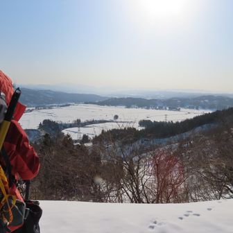 池が原のはさ木（中央右）を見下ろす。