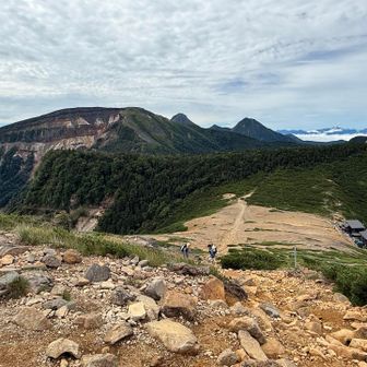 根石岳登りから振り返るとこの景色。
歩いてきた稜線見るのは最高