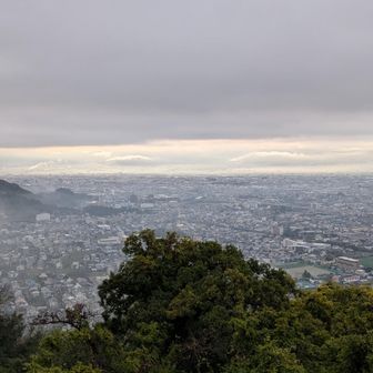 自由広場で体操ストレッチを１５分程度して科学館展望テラスで濃い雲の下は霧が薄く成り甲府盆地を写す。