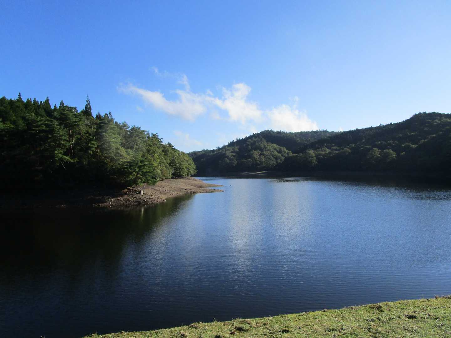 田代湖堰堤からスタート
霊山の東側、標高540mにこんなに大きな湖があることが驚き！