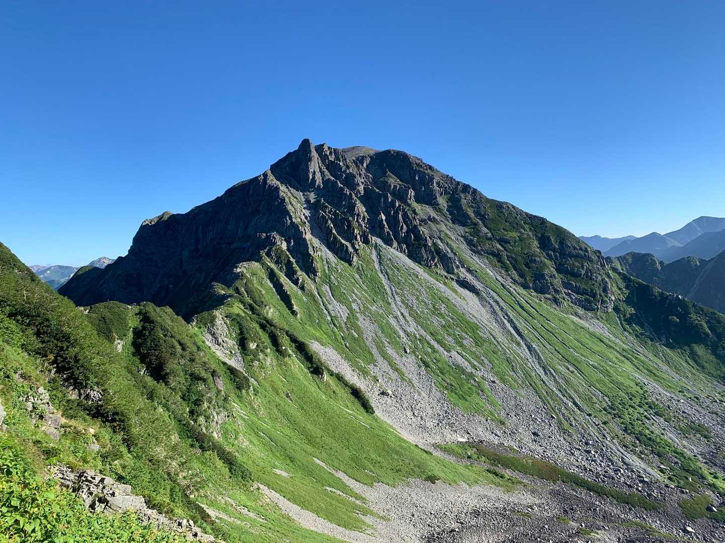 南岳の丸い山頂がチラリ