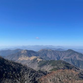 寒峰・落禿・烏帽子山と絶景の連続です。風を避けてランチをした後