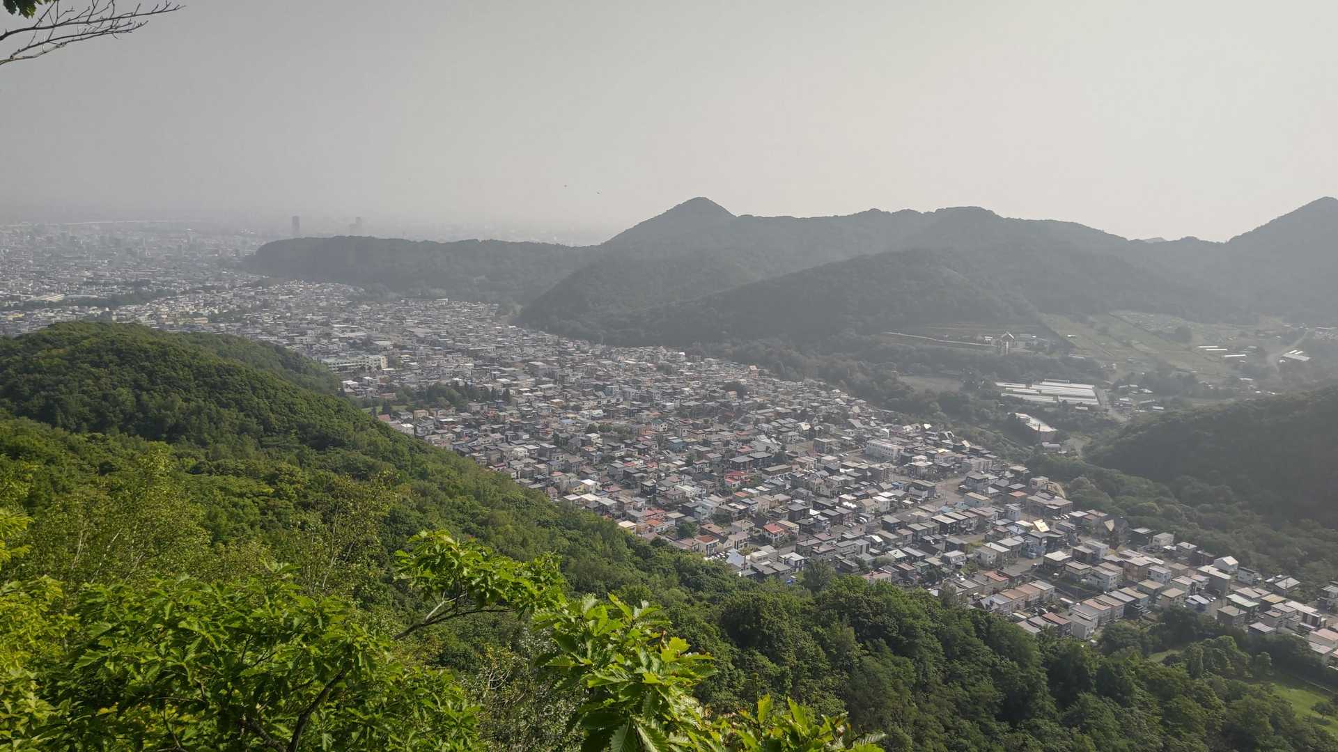 登山道から頂上は左ですが、右に登ったところからの展望です。