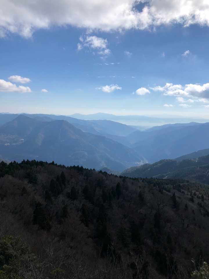 奥にあさぎり白髪岳、右にうっすら霧島⁉️