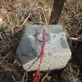 一等三角点
点名　室津山
（南西部の地区名）