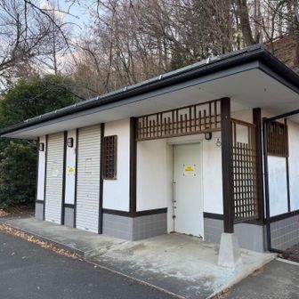 弘法山古墳駐車場のトイレは、冬季使用不可でした