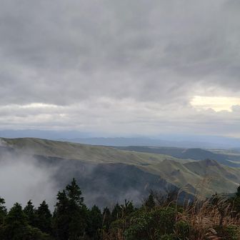山頂で夕日待つつもりだったけど
🌄見える気がしない…
黒土は濡れてて、暗闇下山は絶対スベる…
すぐさま下山し、展望所で焼ける🟥のを狙うことにする💪