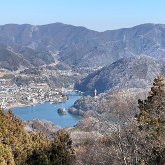 大明神展望台からの眺望✨
相模湖と高尾稜線(影信山〜小仏峠〜城山) 
時間的に あの湖畔でランチTIMEとするか