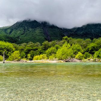 梓川の水量も多く、流れもはやい