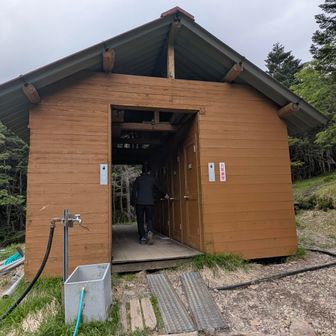 聖平小屋のトイレ
冬季は手前2箇所が使えます。（紙なし）
手前の水道は 使えません。