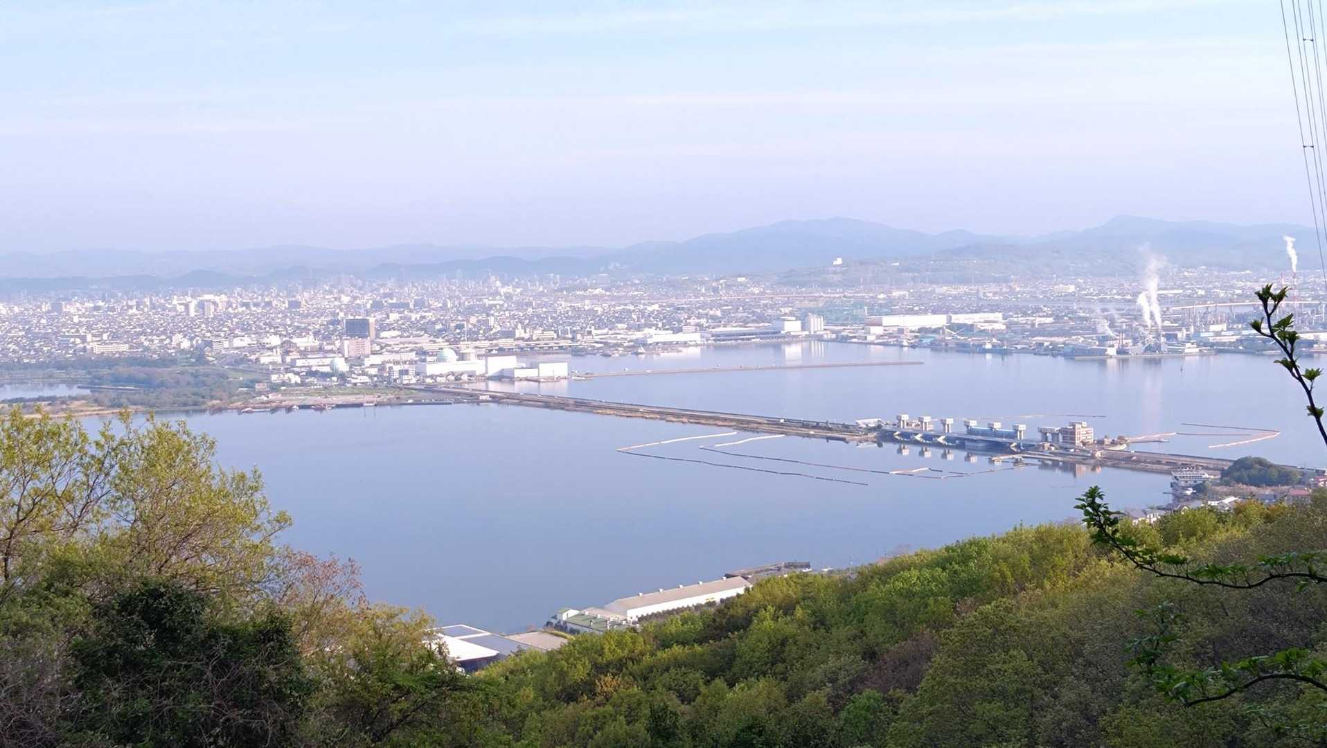 少し望遠で。岡山市街地が広がっています👍️
左は岡南飛行場、
中央は児島湾締切堤防、右に樋門