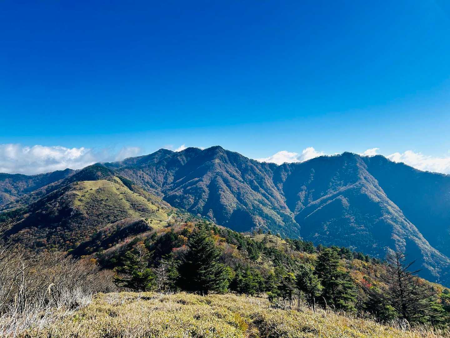 振り返り…駐車場が見えてます
向こうは矢筈山✨✨