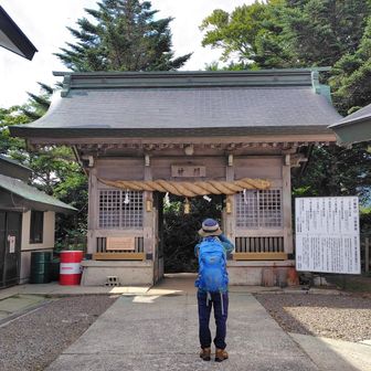 この山門を抜けて登山道へ