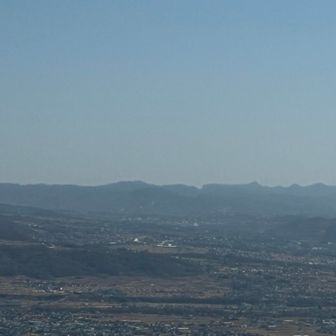 軽井沢〜佐久方面の県境の稜線。真ん中の少し右側に荒船山っぽい山容が見える😆