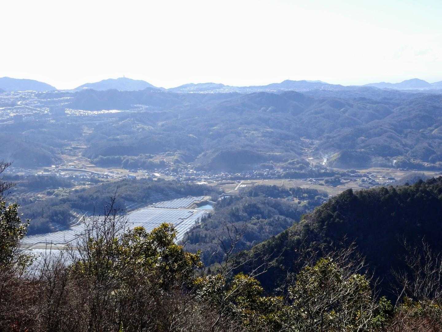 帝釈山は南面がうっそうとした照葉樹に覆われているのが特色。
自然も豊かで里山の雰囲気が色濃い。