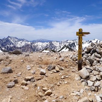 山頂へ戻り急いでテント撤収したら
最後にこの景色を見納めて