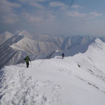 下山方向の稜線