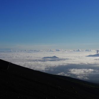 日の出から1時間もたつと、昼間の光となり、白い太陽に青い空、そして白い雲。