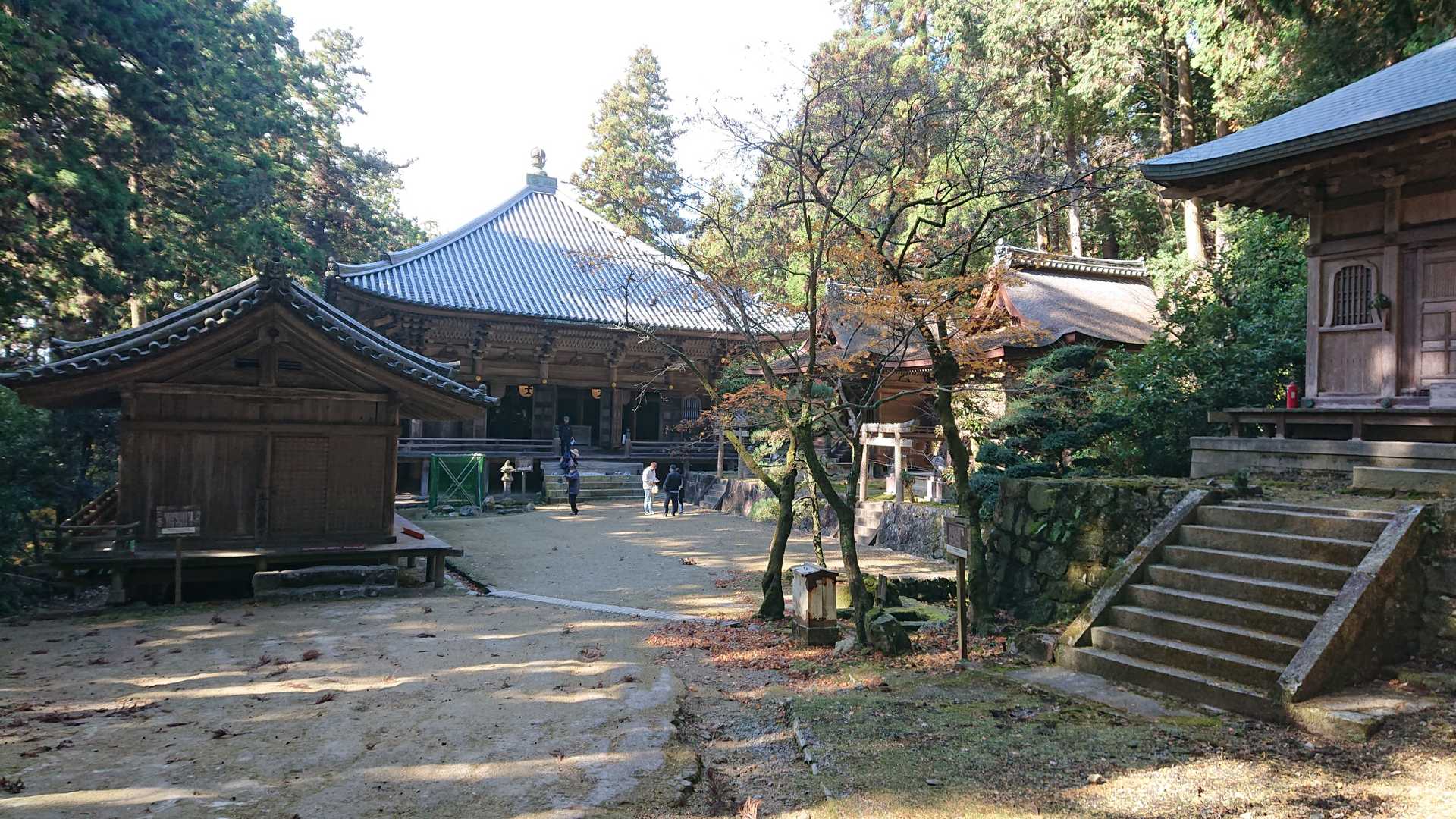 登ったら目の前には開山堂が