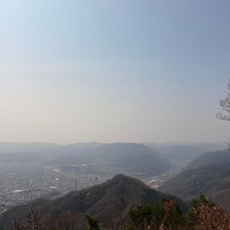 旗立岩から府中市を🤗
春霞かな🤍
さっきまでいた八尾山がすぐそこに見えます😊