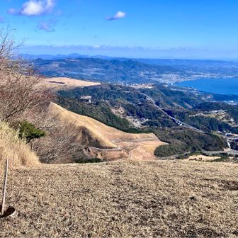 頂上からの景色①

日出町方面。手前には東九州自動車道。そのすぐ上はインターコンチネンタルホテル。私ら庶民は近寄れないホテル😢
