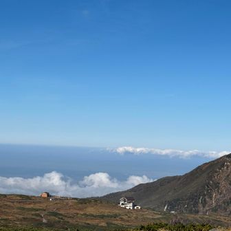 遠くに天狗平山荘が