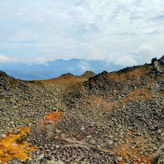 到着時はややガスってましたが
少しずつ晴れてきて石狩岳～音更山～ニペソツ山を望めます
手前は山頂直下の火口跡
雄大な景色を眺めながらお昼ご飯です
本日は梅ゆかりおむすびと
もずくスープ
標高2000m越えの高山で磯の香り…
贅沢なひと時です
〆はお汁粉
満たされます