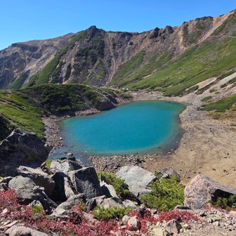 四の池からここまでの登り返しがきつかった。右上に三ノ池乗越までのトラバース道が見える。