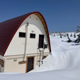 入ってないので中の様子は分かりません。
スノーシュー脱ぐのめんどかったので。
