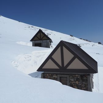 閉鎖中の公衆トイレ。登山道でトイレはありません。