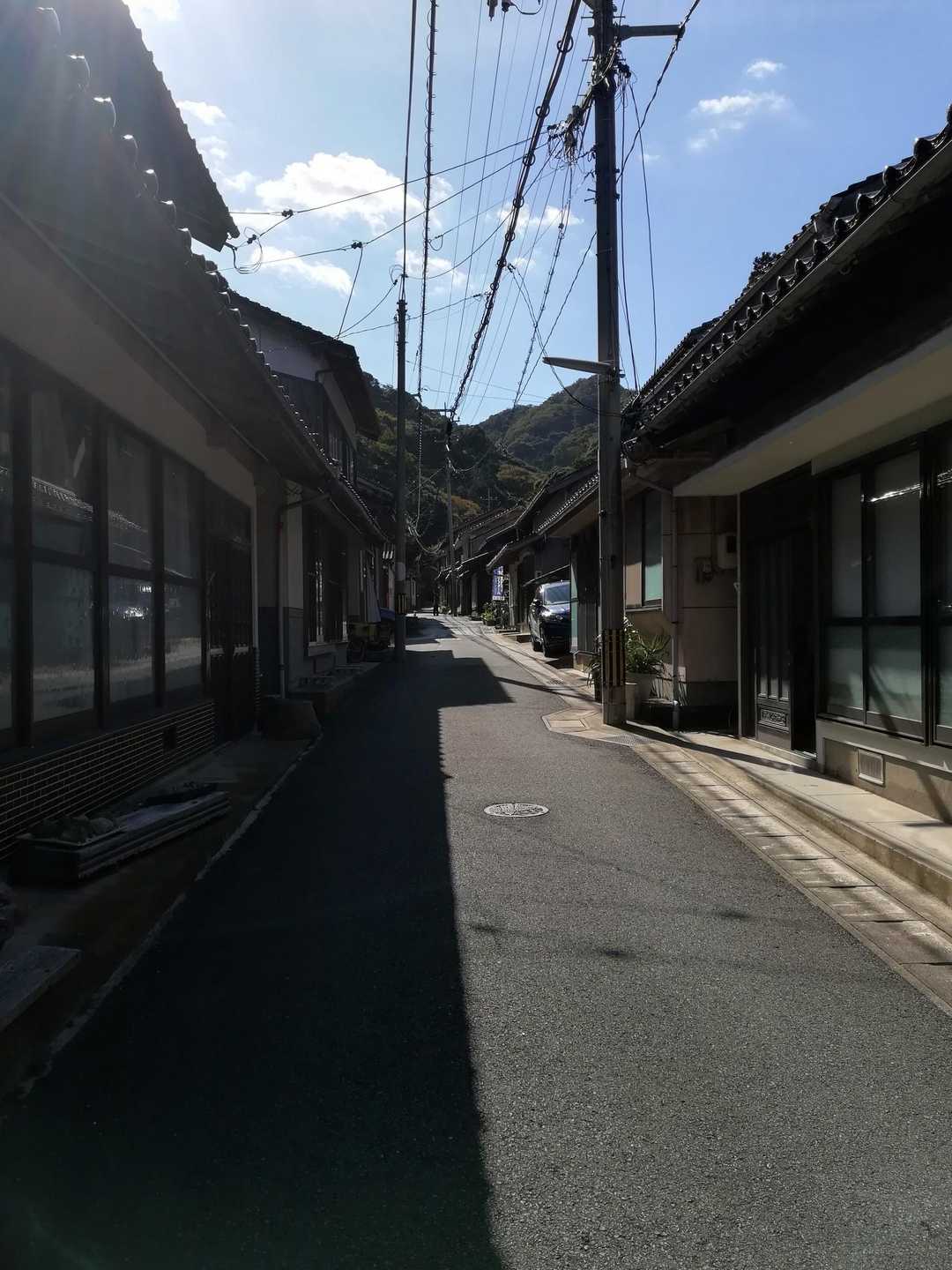 海岸を歩き、宇龍地区から山に向かいます。