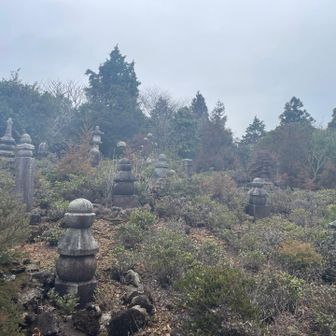 朝熊山経塚群

経塚とは仏教の経典を写して陶器などの筒に入れて土中に納めた遺跡らしい