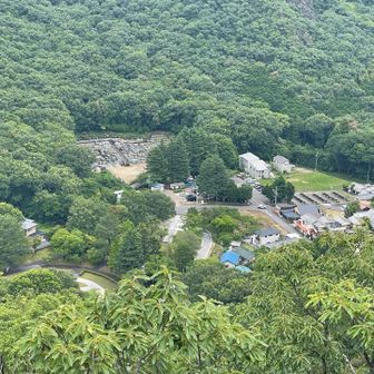 少し歩いたところで駐車場も見えます