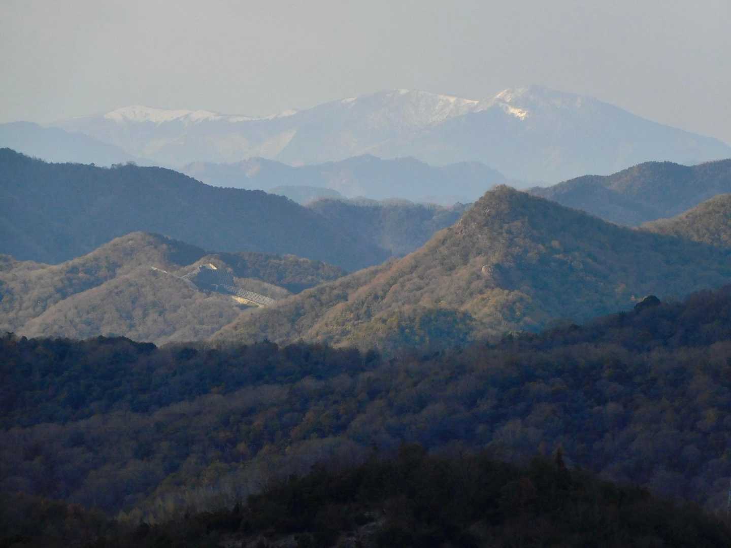 あの白い頂は？氷ノ山とも那岐山とも違うか…ご存知の方いらしましたらm(_ _)m