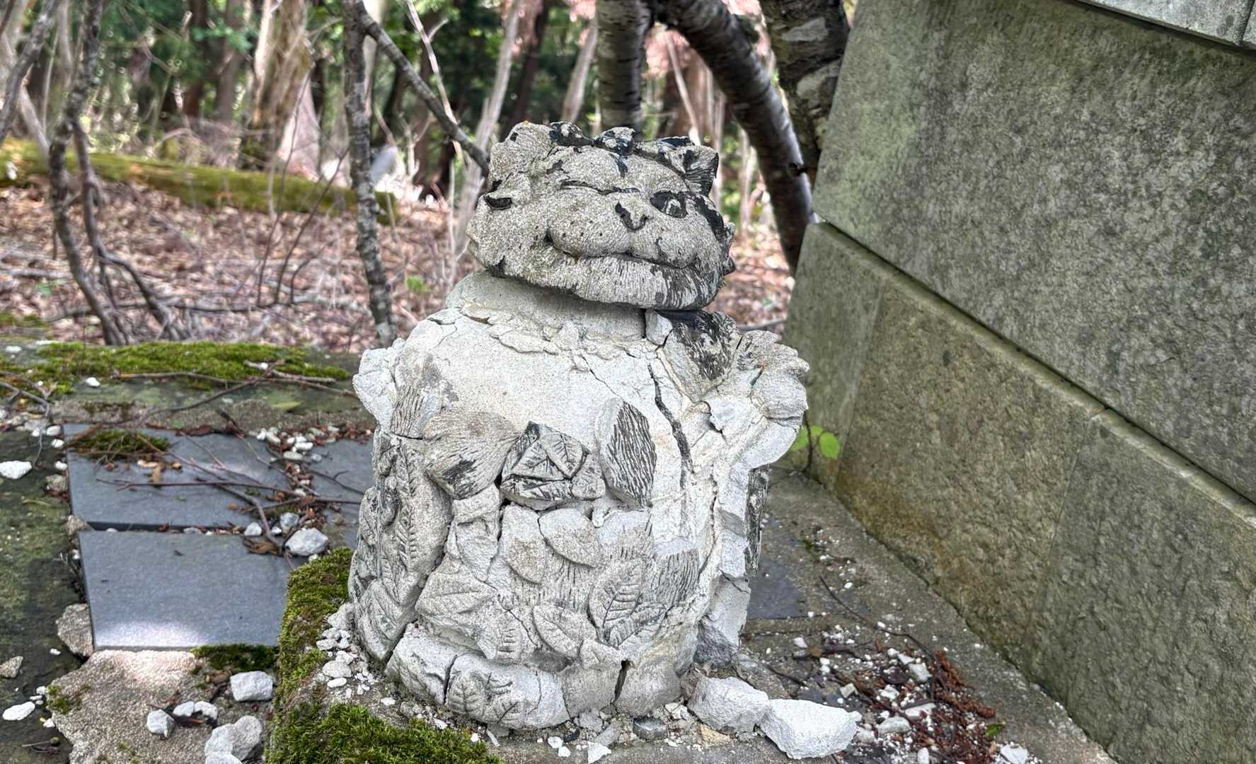 なぜに　猫の　狛犬なのか…