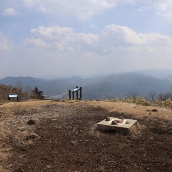 ようやく聖山山頂に到着です。
とても広い山頂ですが、誰もいませんでした。