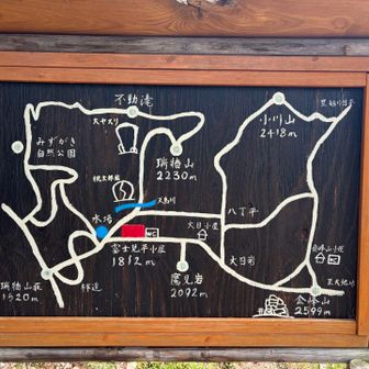 富士見平小山へ無事に戻りました。
2週間前に風邪引いて病み上がり
結構ヘロヘロですw
金峰山まで行けるようですが片道3.5h
無理だな