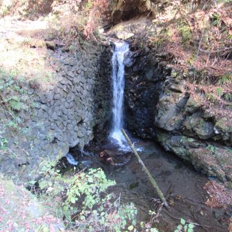 不動の上滝の下流の堰堤滝は豪快に流れていた
