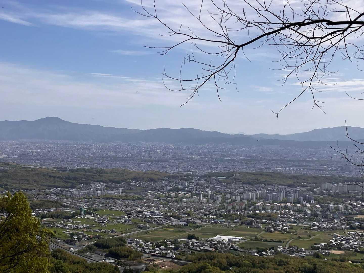 京都市内方面
うっすら見えているのは三上山だと思うけど形がなんか違う🤔