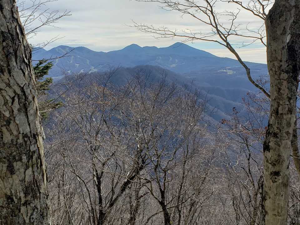塩沢山てっぺんから高原山
右の方に鶏頂開拓も見える